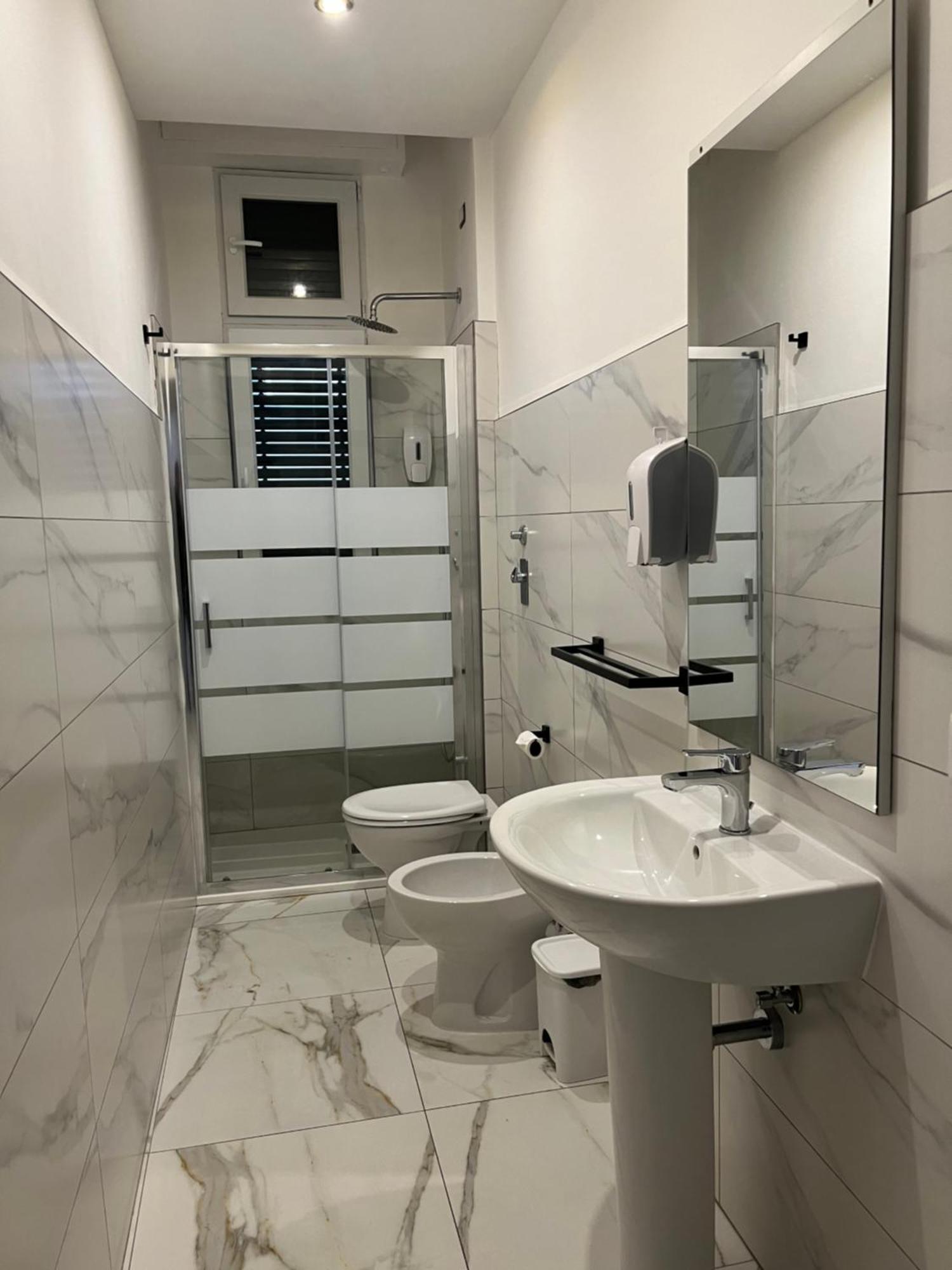 Jcube Apartments Bocconi Milano מראה חיצוני תמונה